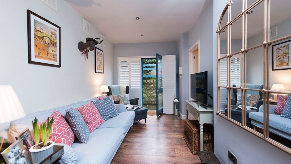 Book Comfortable 2br Flat Near Clapham Junction In London Hotels Comfortable 2br Flat Near Clapham Junction London