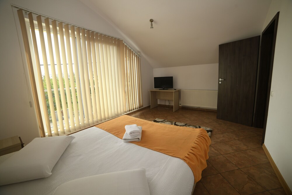 احجز بنسيون زبور 1 في كلوي نابوكا قارن أسعار الفنادق في كلوي نابوكا