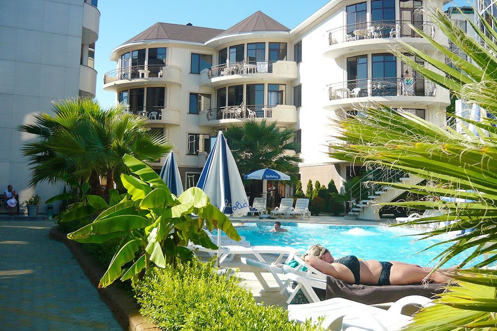 Отель лазаревское холидей 3. Холидей апарт. Холидей апарт отель лазаревское. Лазаревское отели халеэдей. Апартаменты в сочи с бассейном.