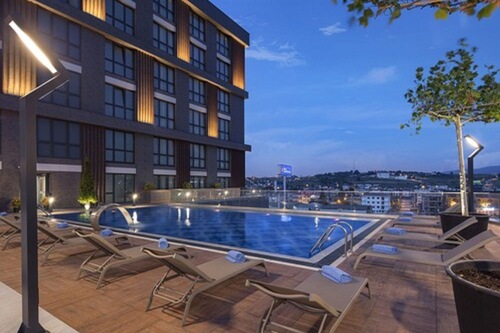 Istanbul Un En Buyuk Otel Havuzu Sezonu Aciyor