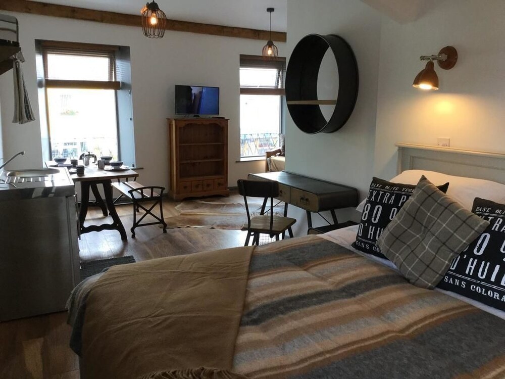 Whitford S Burry Port Info Photos Reviews Book At Hotels Whitford S Burry Port Studio 1 King Bed With Sofa Guest Room