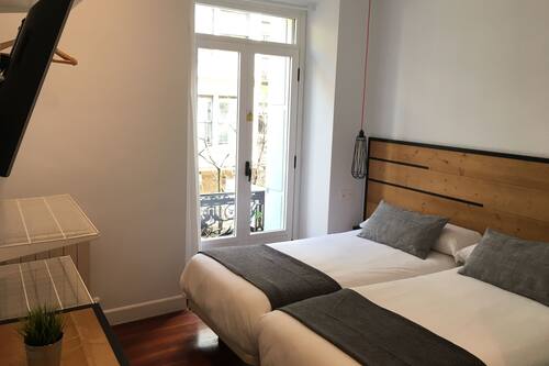 Pension La Perla En San Sebastián Hotels Com