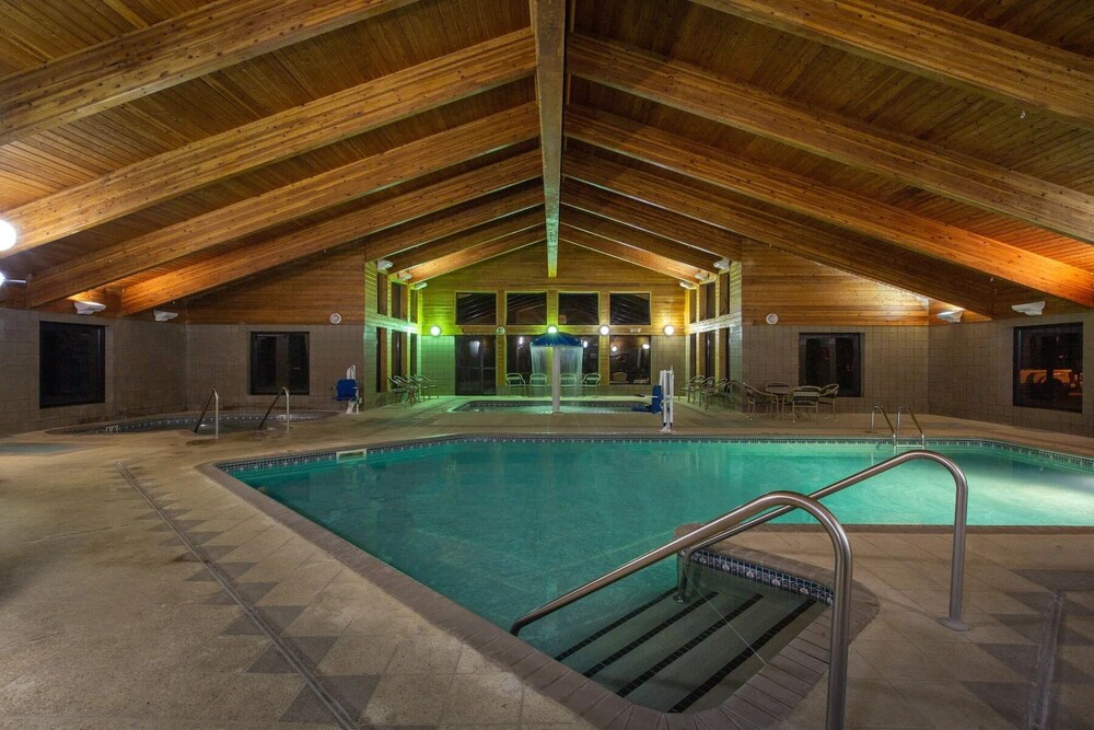 Book Cobblestone Hotels & Suites Ladysmith in Ladysmith