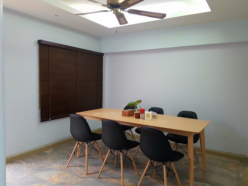Adelis 55 Bangkok Thailand Hotel S Hotels Com Adelis 55 Bangkok Three Bedroom House In Room Dining