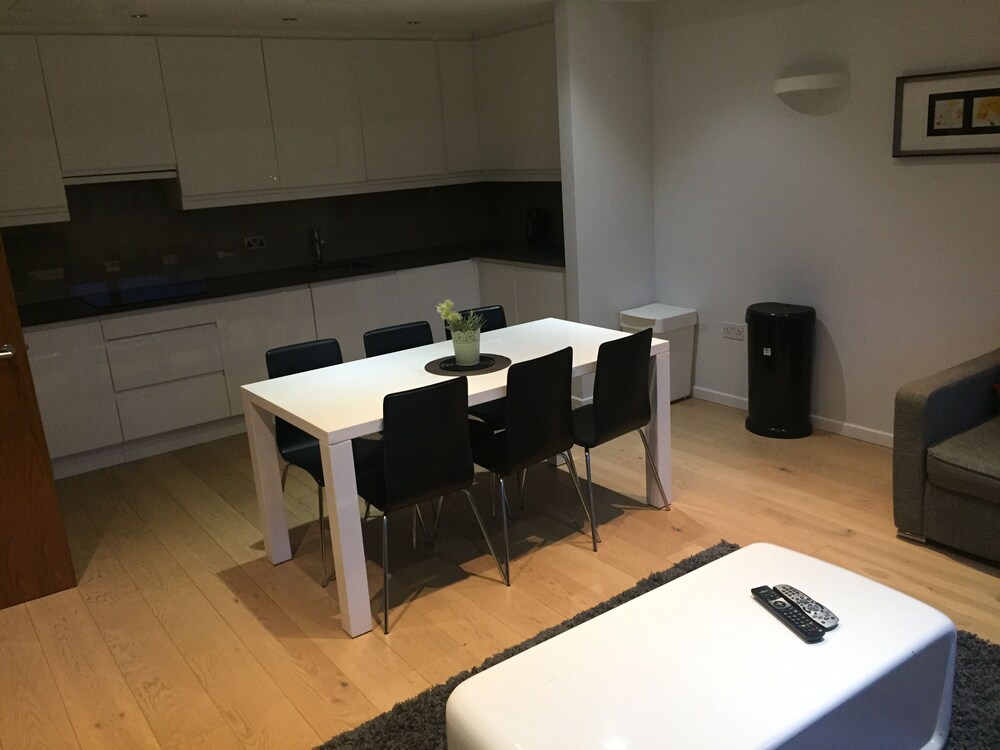 Book Baker Street In London Hotels Com Baker Street London Deluxe Apartment 2 Bedrooms In Room Dining