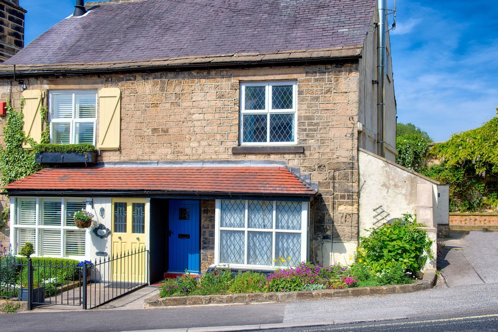 Half Moon Cottage Knaresborough Info Photos Reviews Book At Half Moon Cottage Knaresborough