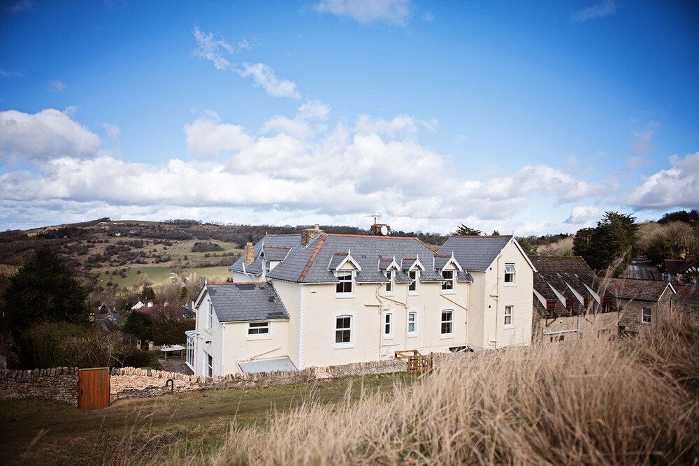 Cleeve Hill House, Cheltenham Info, Photos, Reviews Book at