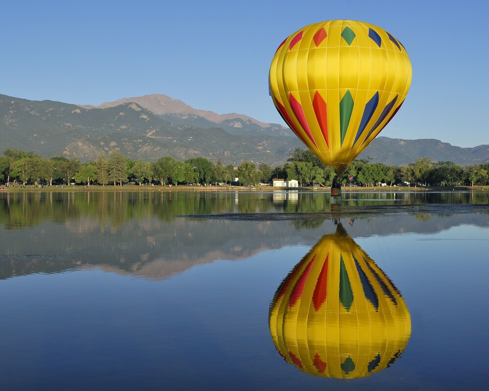 awesome family friendly home beside the garden of the gods park!
