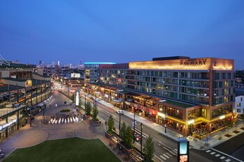 15 Closest Hotels To Lakeview In Chicago