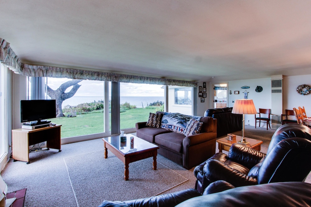 Book Vacation Home At Lighthouse Beach Holiday 2 In Coos Bay Vacation Home At Lighthouse Beach Holiday 2 Coos Bay Room Living Area