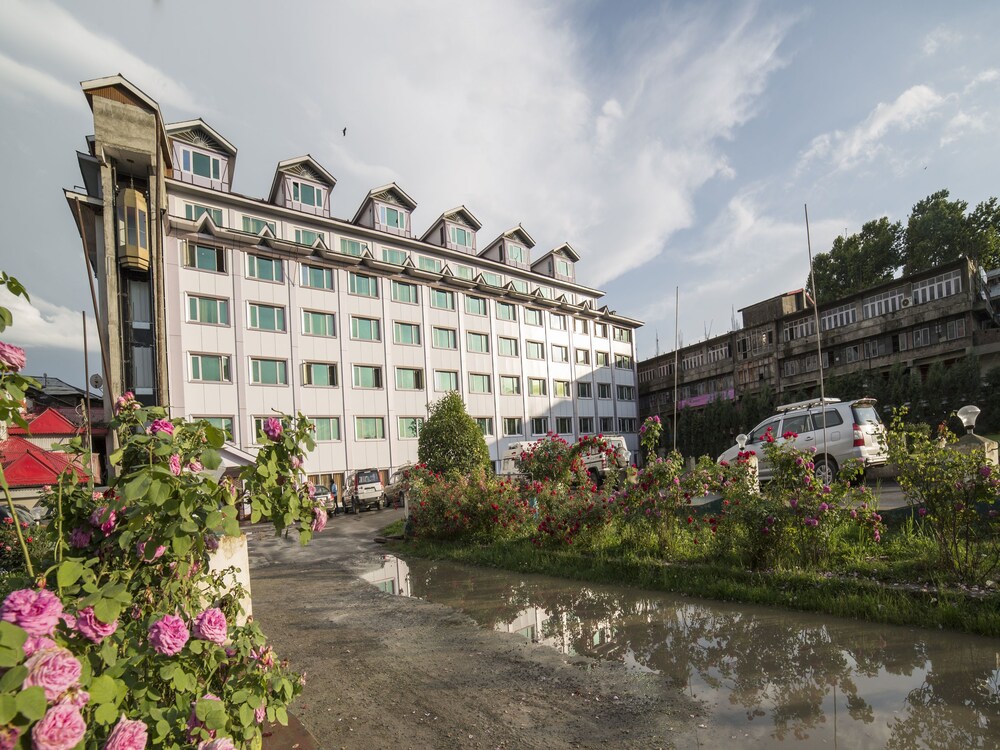 Book Oyo 5174 Hotel Pamposh In Srinagar Hotels Oyo 5174 Hotel Pamposh Srinagar