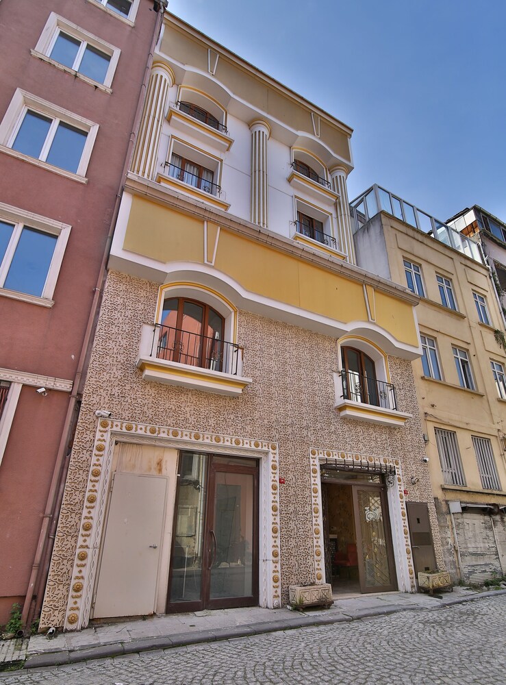 Queens Land Istanbul In Book On Hotels