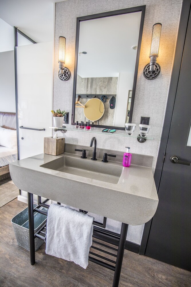 Moxy Chicago Downtown Chicago Hotels Com