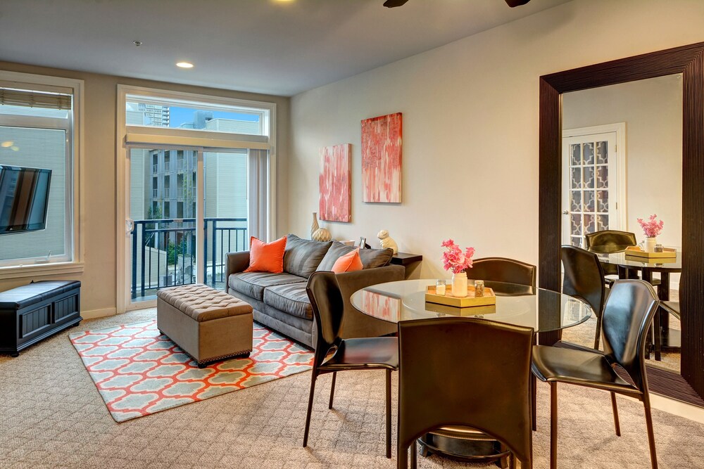 Book Belltown Court Corner View Suite Two Bedroom Apatment In Belltown Court Corner View Suite Two Bedroom Apatment Seattle Living Area