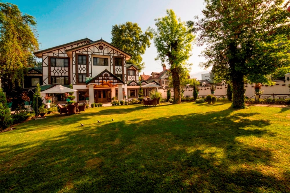 Lemon Tree Hotel Srinagar In Book On Hotels Lemon Tree Hotel Srinagar