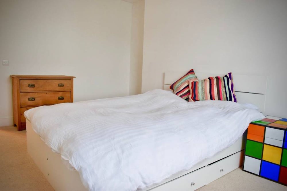 Modern Maisonette By Chalk Farm London Info Photos Reviews Modern Maisonette By Chalk Farm London Guest Room