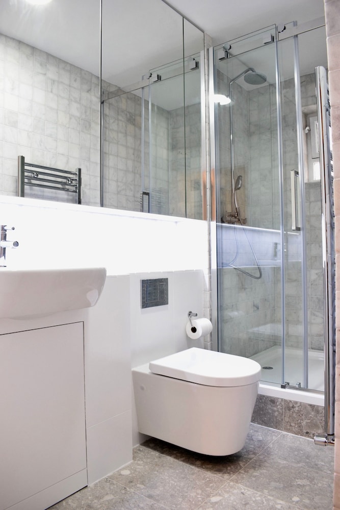 Book Modern Maisonette By Chalk Farm In London Hotels Modern Maisonette By Chalk Farm London Bathroom