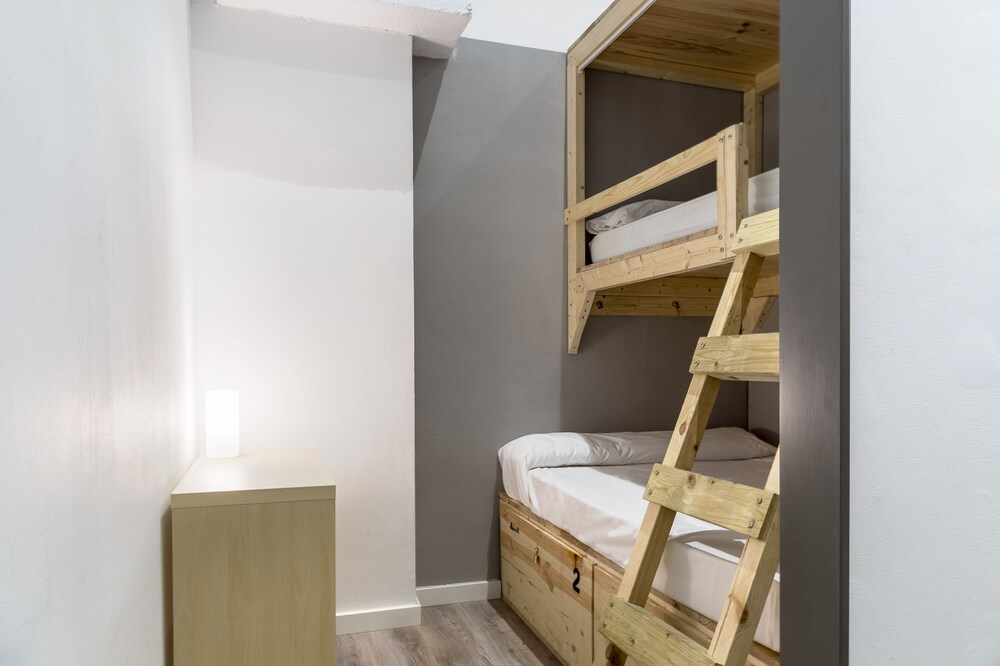 Book Ant Hostel Barcelona In Barcelona Hotels Com