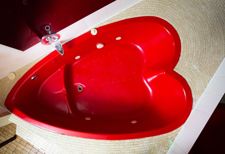 10 Best Rooms With A Heart Shaped Jacuzzi In Niagara Falls In 2021 Maniaravings Com