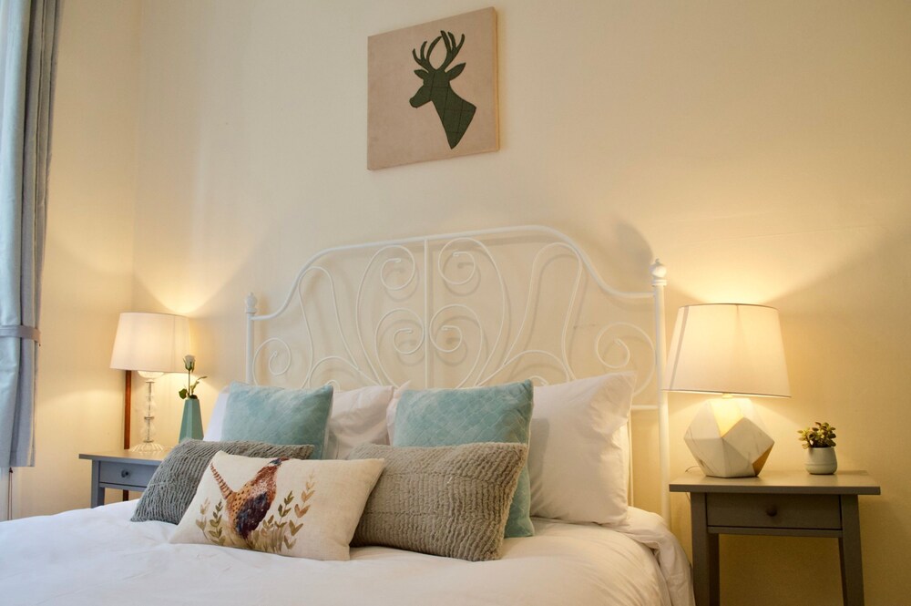Book Two Bedroom Flat In Stockbridge Edinburgh Hotels Two Bedroom Flat In Stockbridge Edinburgh Guest Room