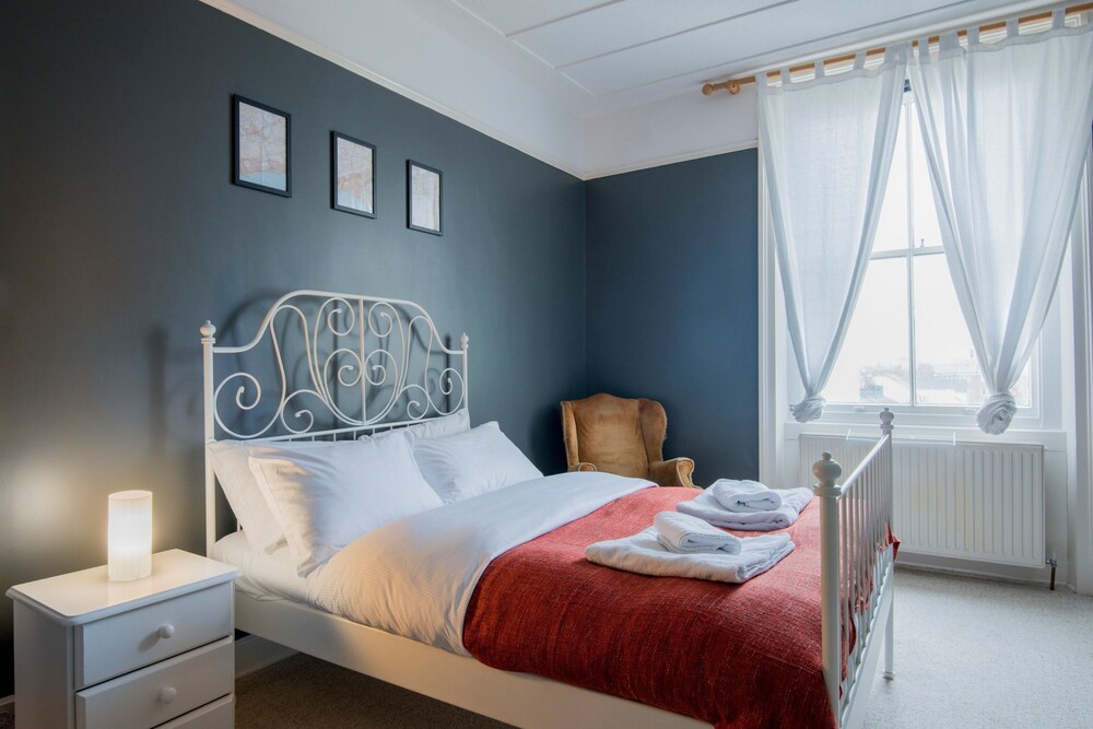 Book 4 Bedroom Georgian In Kemptown Brighton Hotels 4 Bedroom Georgian In Kemptown Brighton