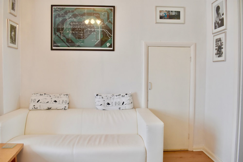 2 Bedroom Home Near Kemptown Brighton Info Photos Reviews Book 2 Bedroom Home Near Kemptown Brighton Living Area