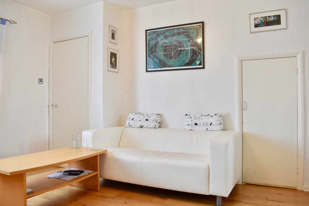 Book 2 Bedroom Home Near Kemptown In Brighton Hotels 2 Bedroom Home Near Kemptown Brighton Living Area