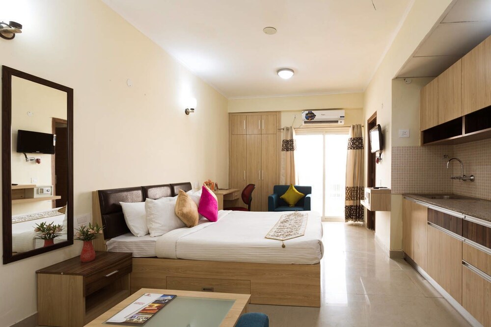 Book Hyphen Business Hotel In Noida Hotels Hyphen Business Hotel Noida Deluxe Room Guest