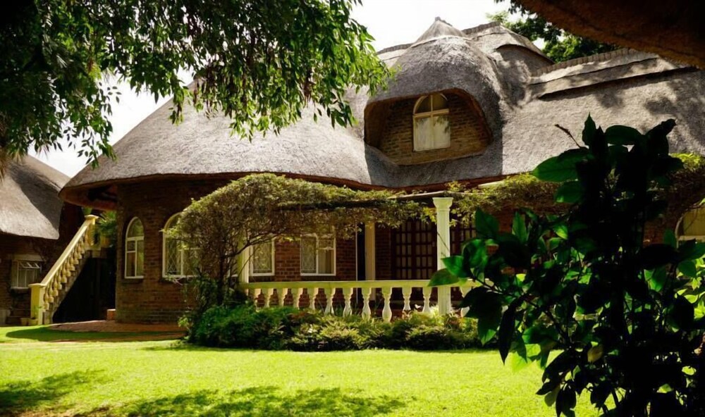 Pakanaka Lodge in Harare Book on