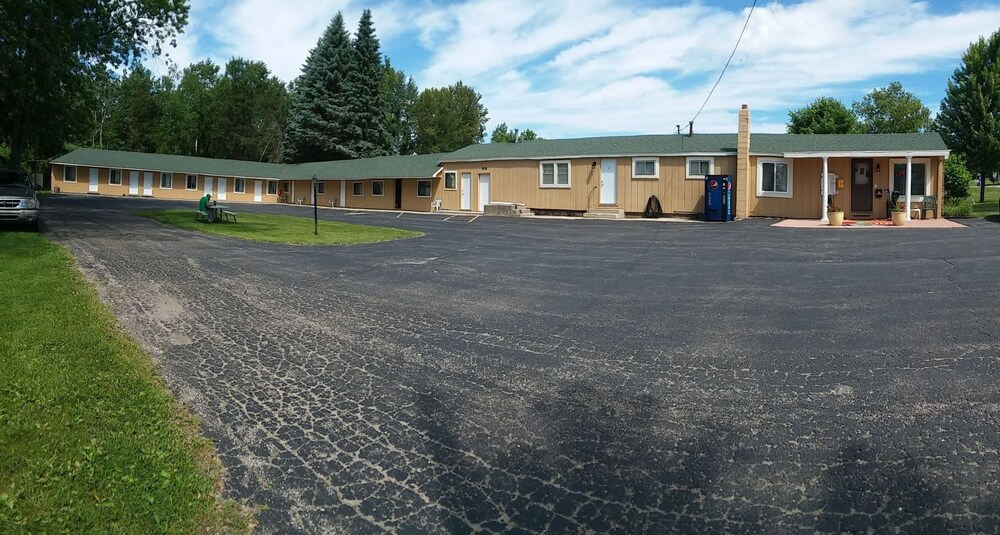 Book Lakes N Trails Motel In Benzonia Hotels Lakes N Trails Motel Benzonia Hotel Front