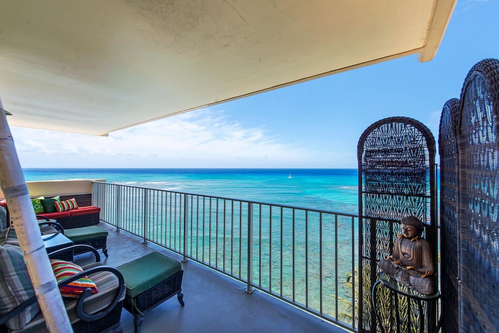 Book Oceanfront Retreat One Bedroom Condo In Honolulu Hotels Oceanfront Retreat One Bedroom Condo Honolulu