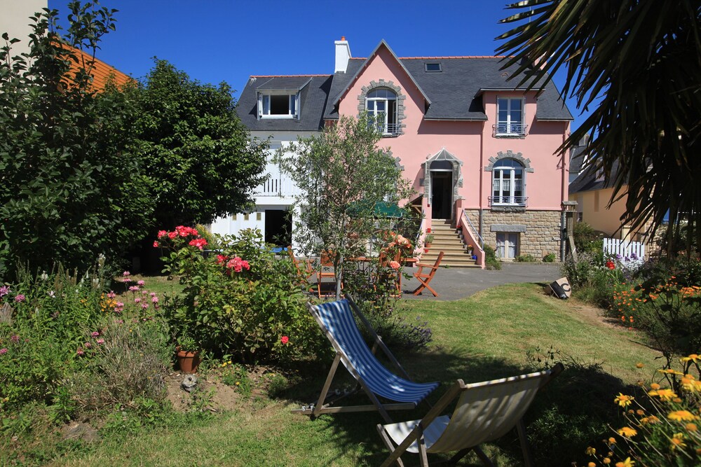 apartment / semi detached house with its walled garden near