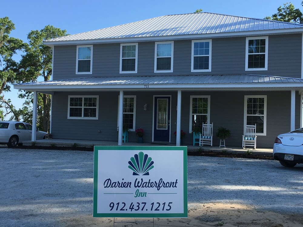 Book Darien Waterfront Inn in Darien