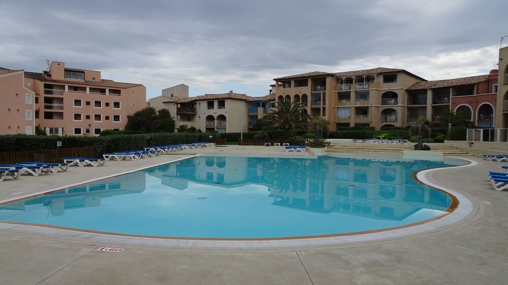 very beautiful t2 on the ground floor with trees, swimming pool