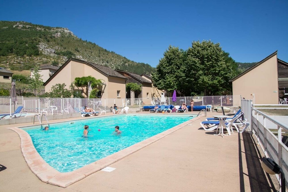 屈埃扎克伯拉裘假日乡村酒店