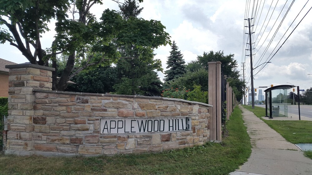 Book Applewood Hills Apartment In Mississauga Hotels Com