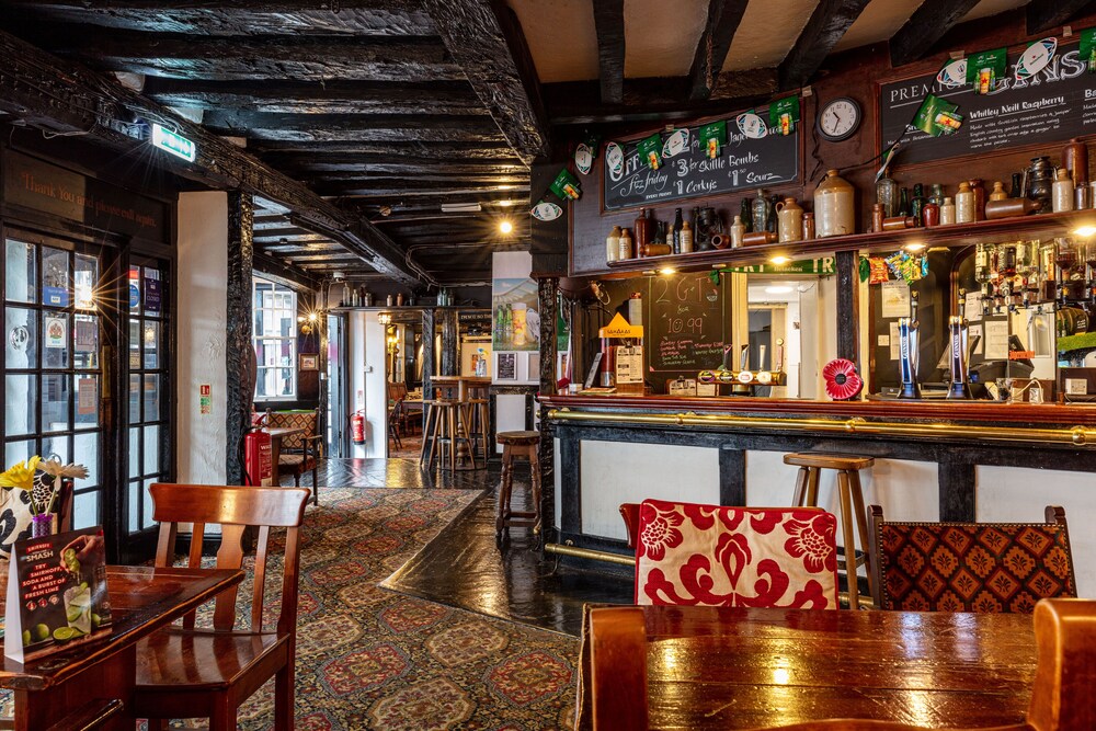 Book The New Inn Hotel in Gloucester