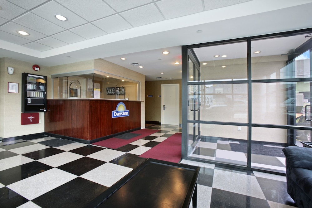 Book Days Inn Bronx Near Stadium In Hotels Days Inn Bronx Near Stadium Lobby