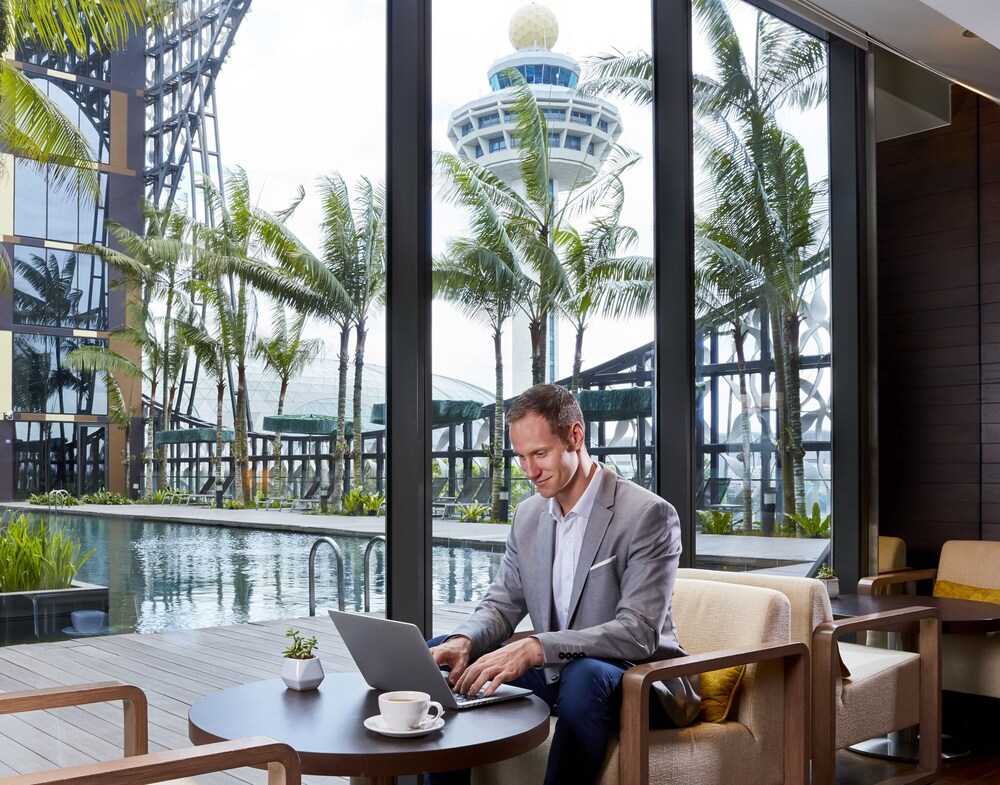 クラウン プラザ チャンギ エアポート Sg Clean アン イhg ホテル チャンギ 国際空港に近い屋外プール付きのホテル 宿泊予約はホテルズドットコム