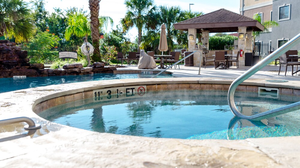 clear lake hotels with pool