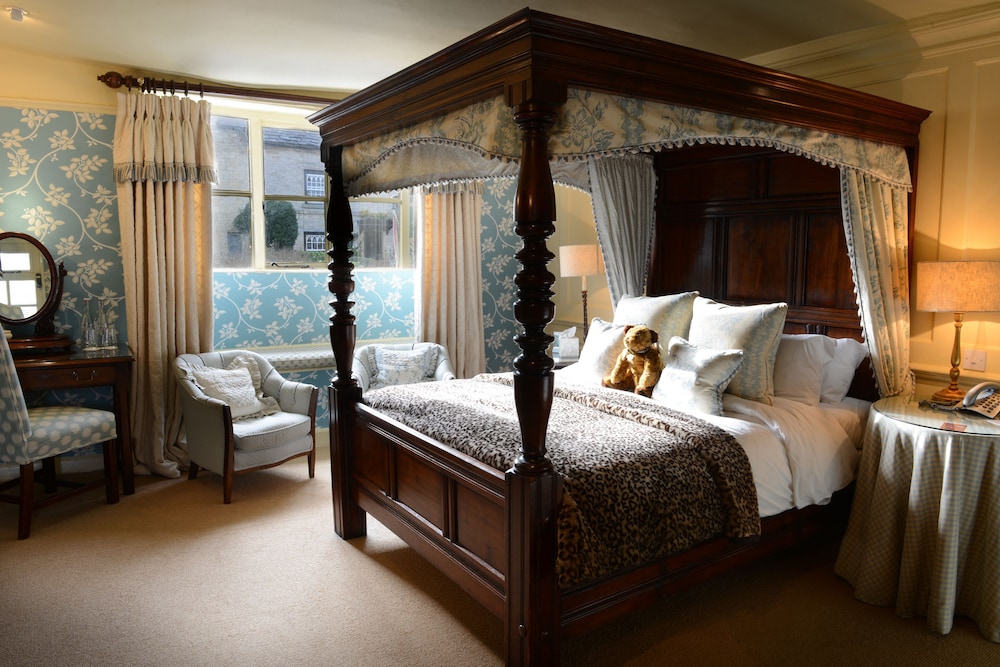 Book The Lamb Inn In Burford Hotels The Lamb Inn Burford Double Room Four Poster Guest