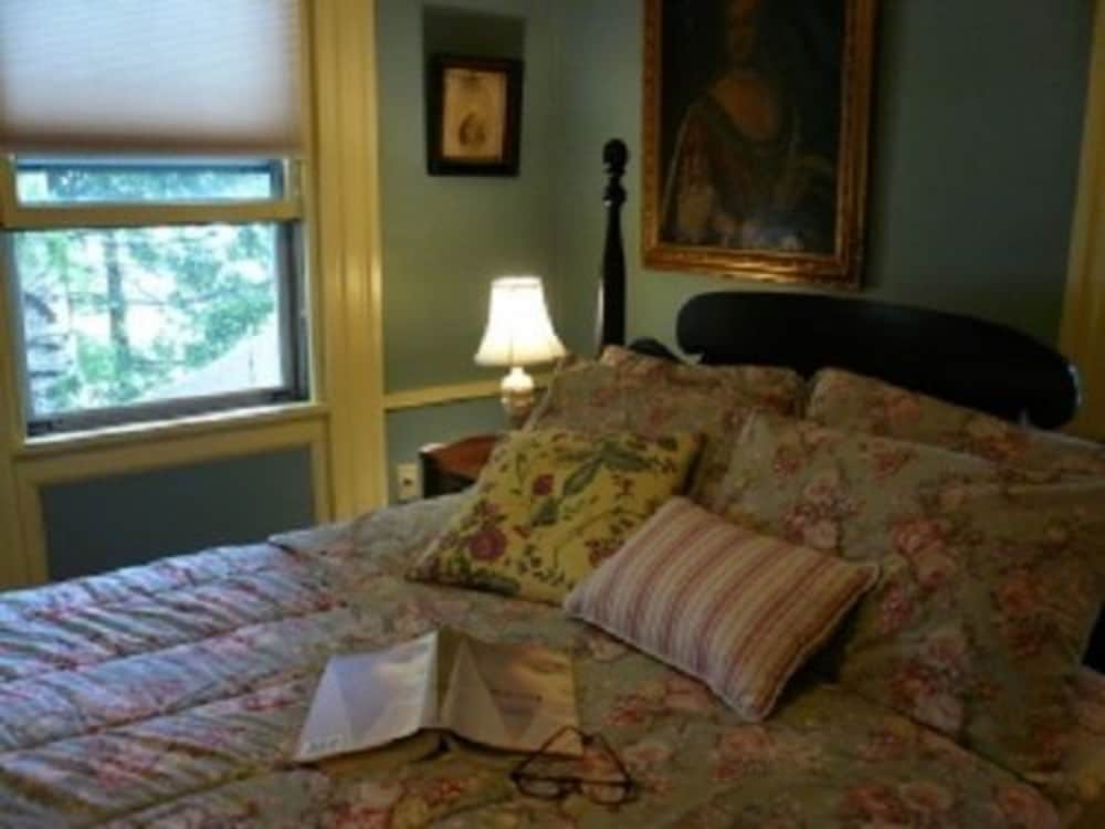 Book Le Vatout In Waldoboro Hotels Le Vatout Waldoboro Goldfinch Guest Room