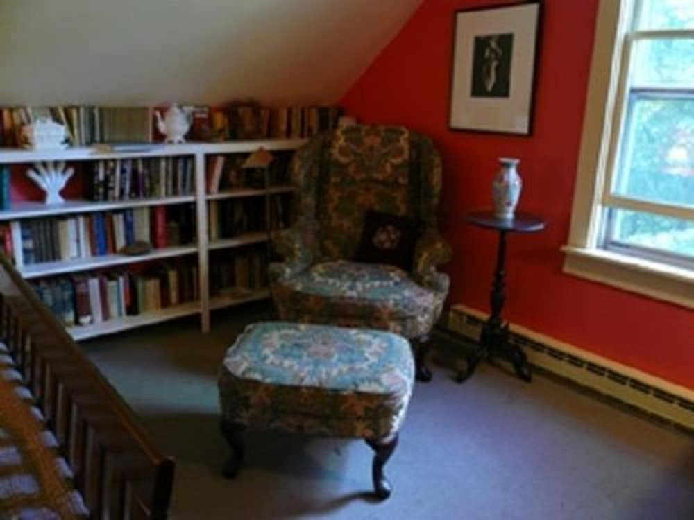Book Le Vatout In Waldoboro Hotels Le Vatout Waldoboro Room Robin Living Area