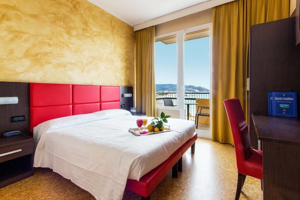 Book Piccolo Hotel in Diano Marina