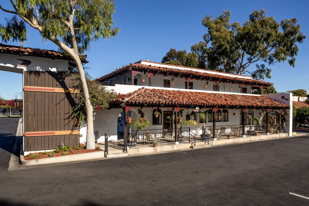 Book Casa Via Mar Inn Tennis Club In Port Hueneme Hotels Casa Via Mar Inn Tennis Club Port Hueneme Hotel Entrance