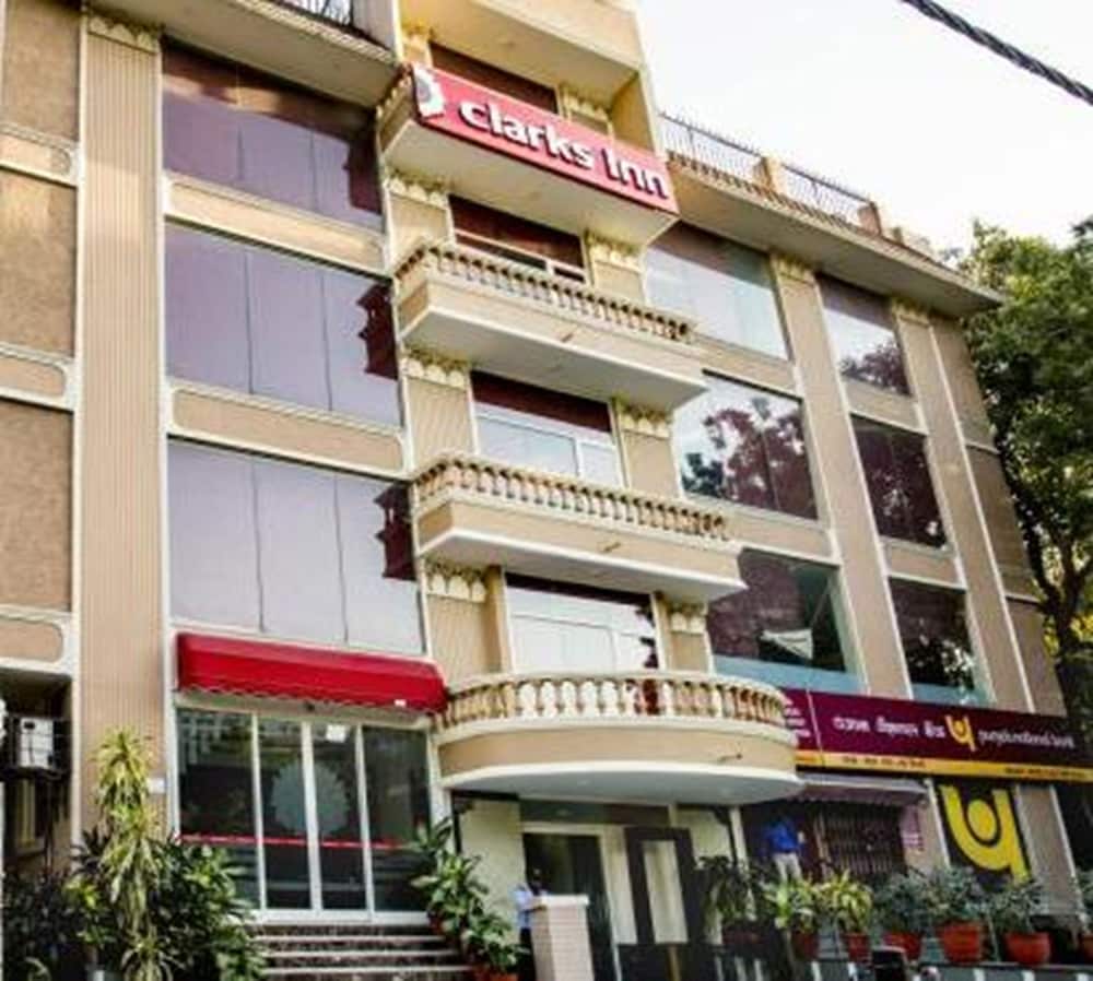 clarks inn nehru place