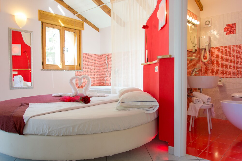 伊利斯迷你酒店, 马约里