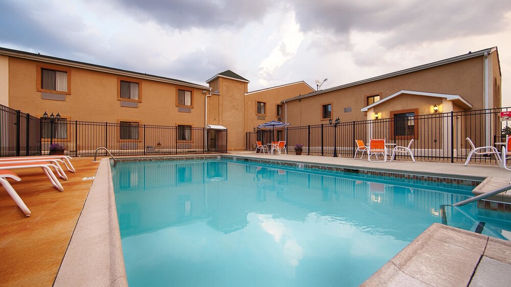 Book Best Western Lincoln Inn In Hotels Best Western Lincoln Inn Pool