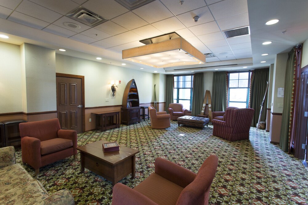 Book Mountain Creek In Vernon Hotels Mountain Creek Vernon Lobby Sitting Area