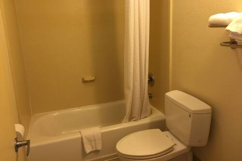 Book Red Carpet Inn In Stamford Hotels Com Book Red Carpet Inn In Stamford Hotels Com